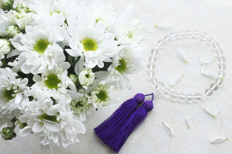 数珠と白い花